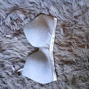 VS t-shirt lightly lined wireless bra.Size 36C